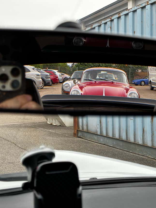 Im Rückspiegel ist ein roter Porsche 356 Super 90 aus dem Jahr 1963 zu sehen